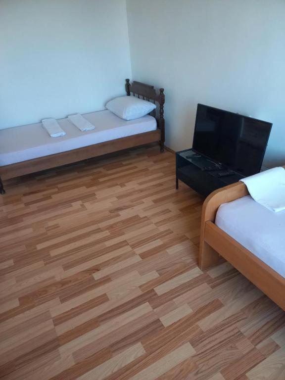 Traveler'S Rest - Near Podgorica Airport Hostel Mitrovici  Екстериор снимка