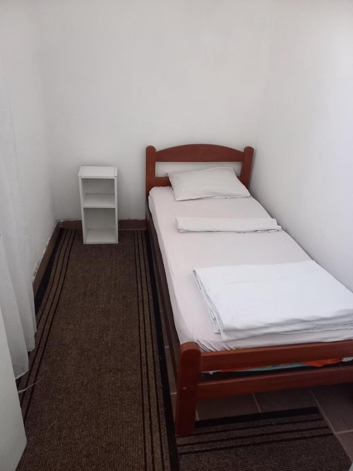 Traveler'S Rest - Near Podgorica Airport Hostel Mitrovici  Екстериор снимка