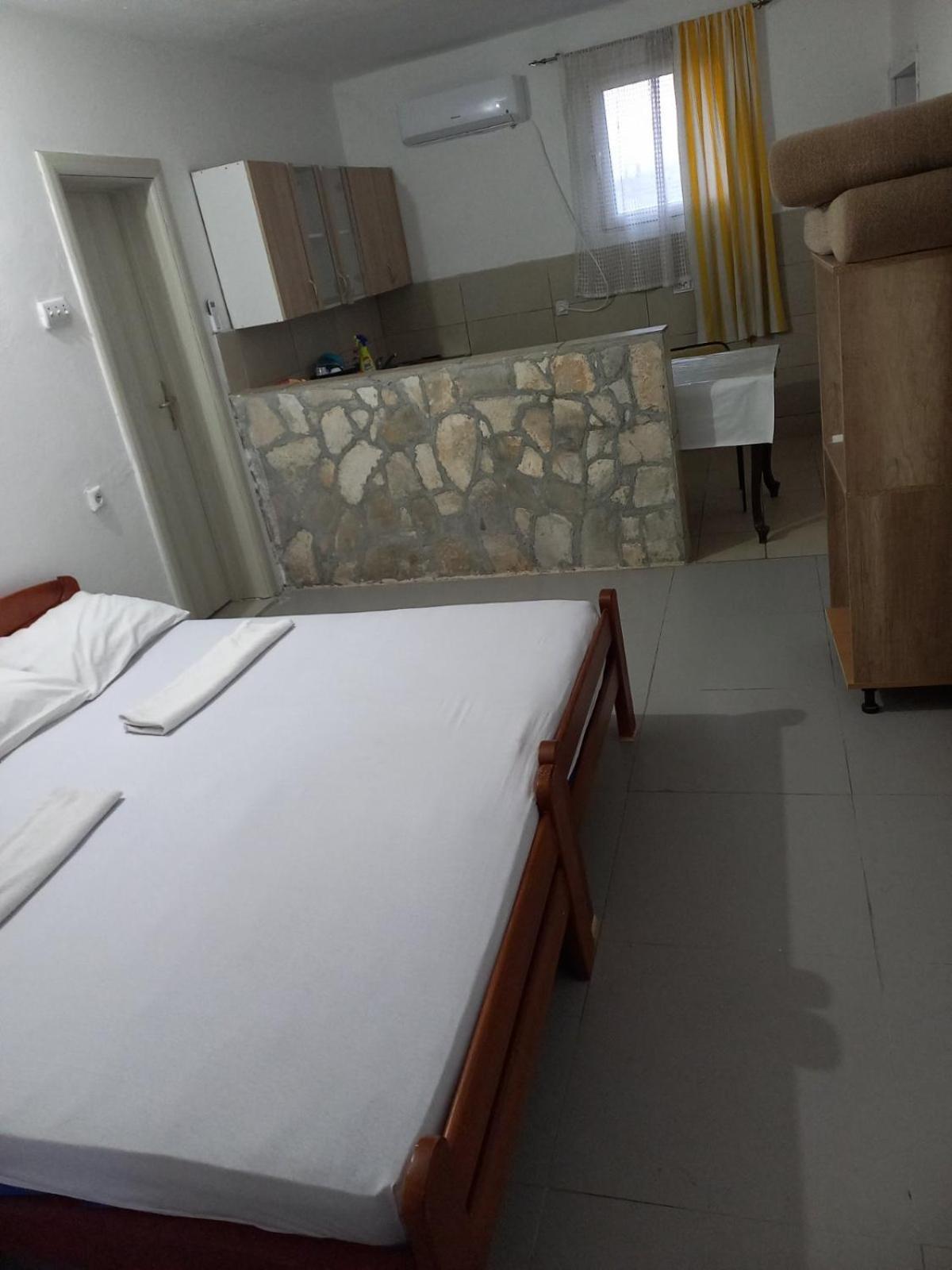 Traveler'S Rest - Near Podgorica Airport Hostel Mitrovici  Екстериор снимка